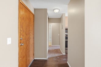 Stanley Court Apartments in Bloomington, MN - Foto de edificio - Building Photo