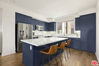13151 Victory Blvd in Los Angeles, CA - Building Photo - Building Photo