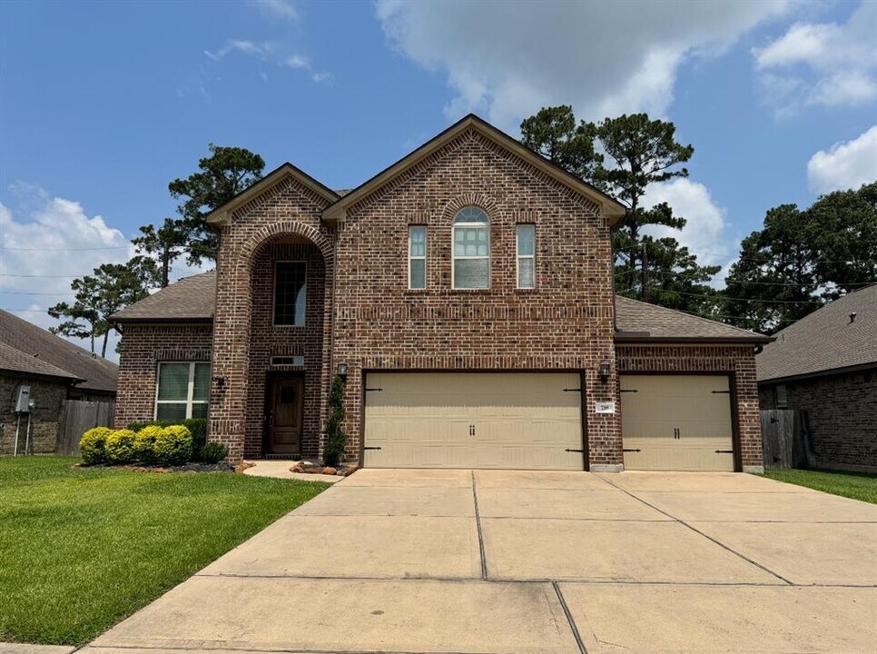 718 S Chamfer Way in Crosby, TX - Building Photo
