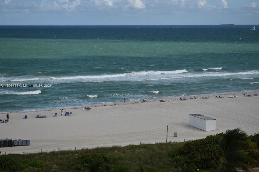 6039 Collins Ave, Unit 914 in Miami Beach, FL - Building Photo