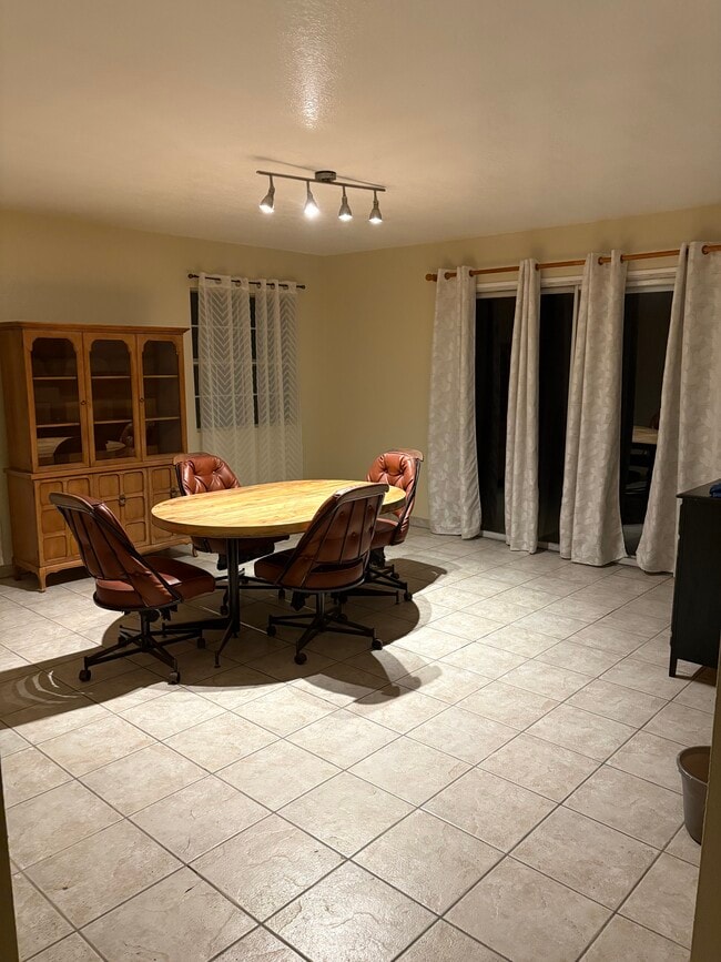 928 E Vista del Playa Ave in Orange, CA - Foto de edificio - Building Photo