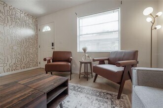 6908 S MacDill Ave in Tampa, FL - Building Photo - Building Photo