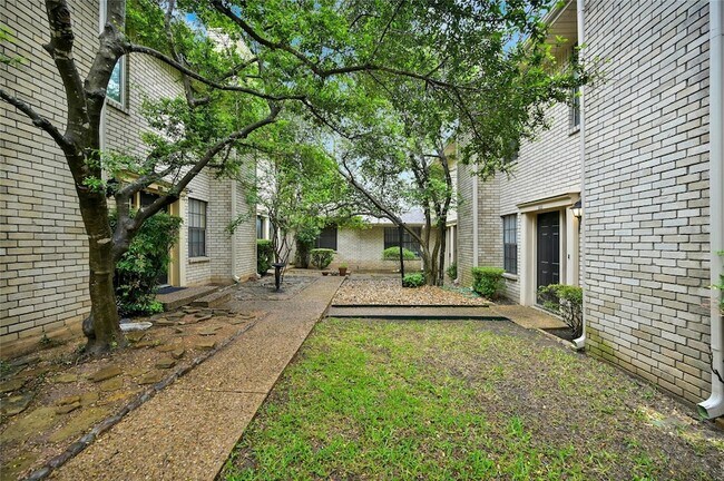 8400 Jamestown Dr, Unit 216 in Austin, TX - Foto de edificio - Building Photo
