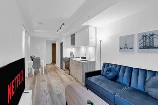 192 Dundas St E in Toronto, ON - Building Photo