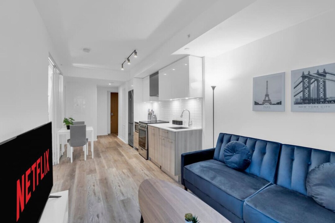 192 Dundas St E in Toronto, ON - Building Photo