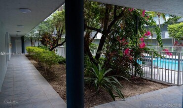 8261 NW 8th St in Miami, FL - Building Photo - Building Photo