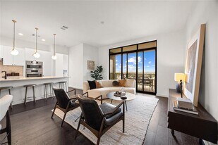 800 Embassy Dr in Austin, TX - Building Photo