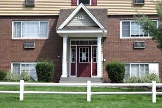 3961 Brown Ave in Manchester, NH - Foto de edificio - Building Photo
