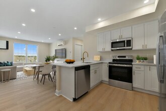 West of Center Apartments in West Bridgewater, MA - Foto de edificio - Building Photo