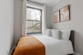 326 E 35th St, Unit 65 in New York, NY - Foto de edificio - Building Photo