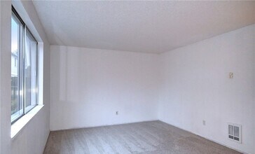 10332 15th Avenue Ct E, Unit Townhouse in Tacoma, WA - Building Photo - Building Photo