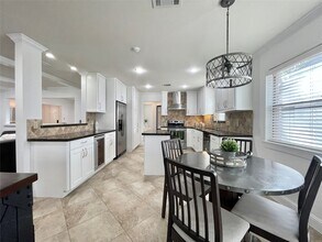 6210 Queensloch Dr in Houston, TX - Foto de edificio - Building Photo