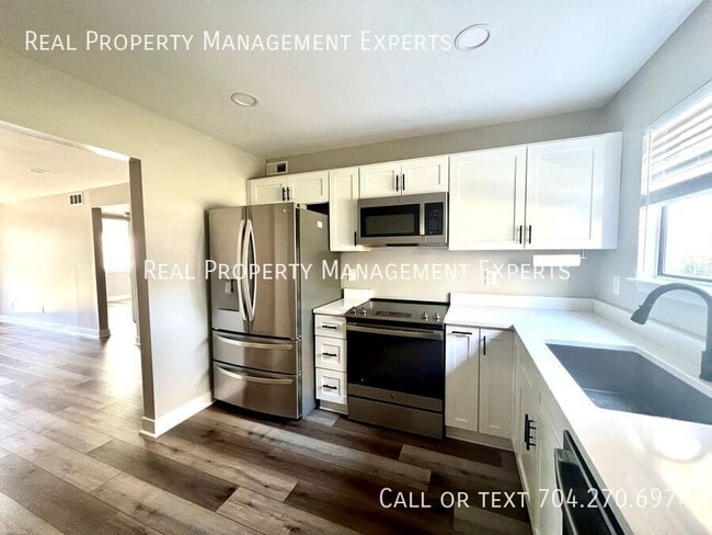 3021 Heathstead Place in Charlotte, NC - Building Photo - Building Photo