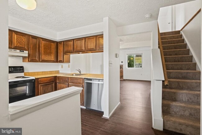 property at 3525 Laurel View Ct