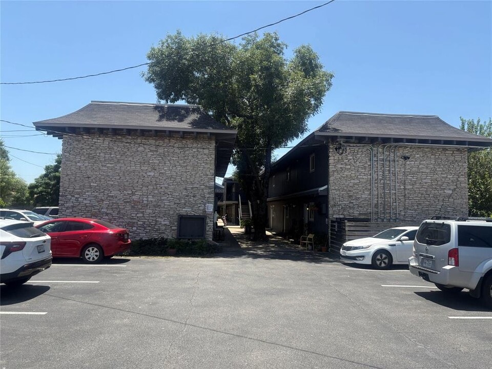2301 Ohlen Rd in Austin, TX - Building Photo