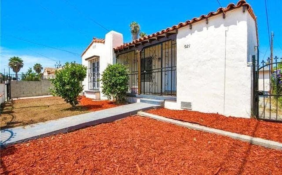 921 W 83rd St in Los Angeles, CA - Building Photo