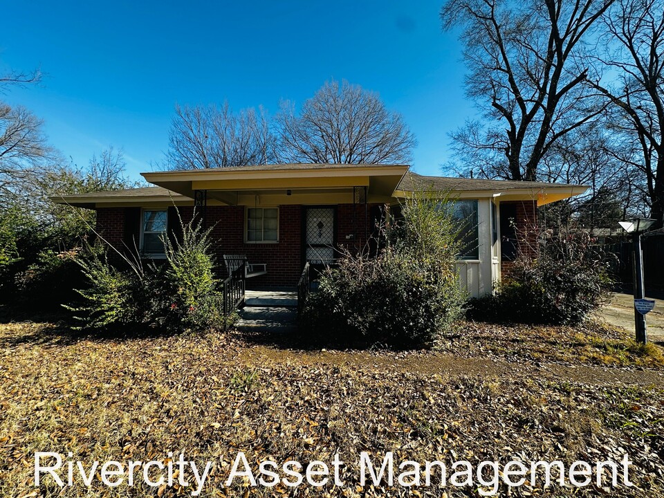 3290 Adair Dr in Memphis, TN - Building Photo