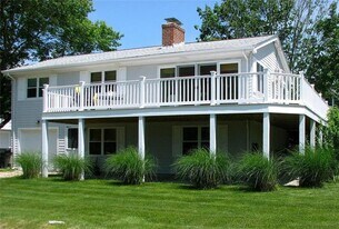 10 Burbank Ave in Narragansett, RI - Building Photo