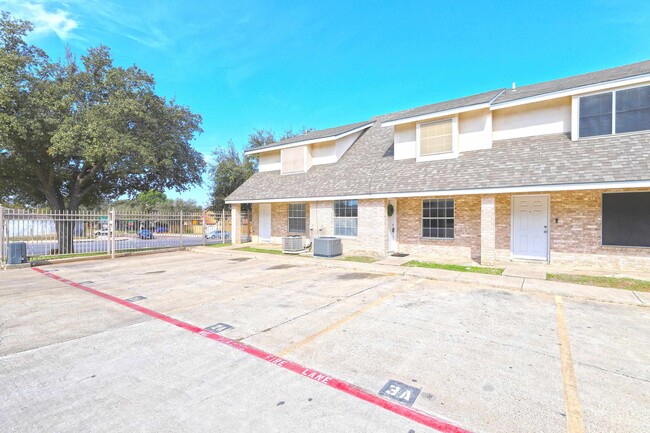 8911 McPherson Rd in Laredo, TX - Building Photo - Building Photo