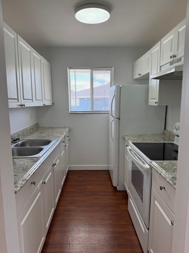 107 E Tiffany Dr in West Palm Beach, FL - Building Photo - Building Photo