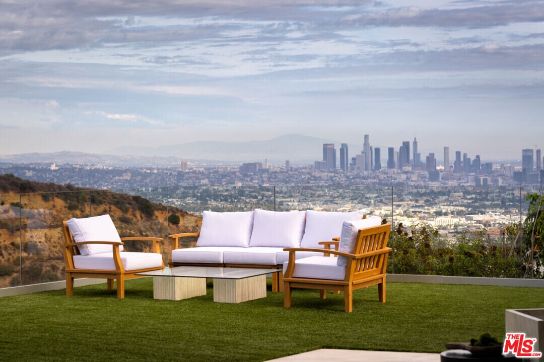 2110 Hercules Dr in Los Angeles, CA - Building Photo