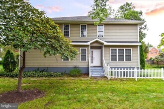 1705 Commonwealth Ave, Unit B in Alexandria, VA - Foto de edificio - Building Photo