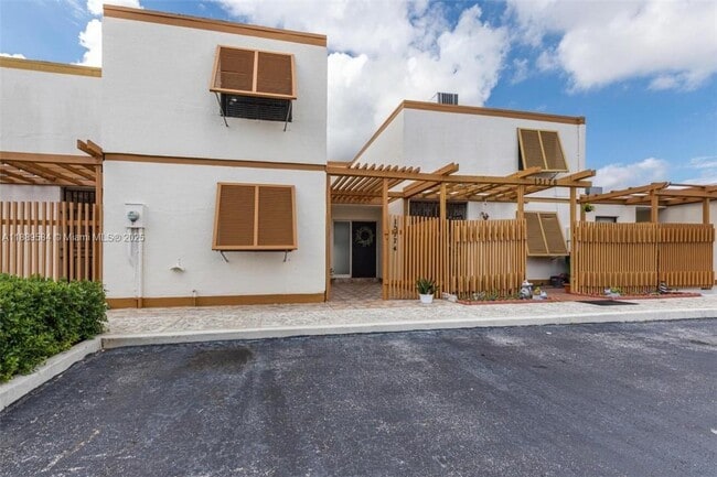 13174 SW 10th Terrace Dr in Miami, FL - Building Photo - Building Photo