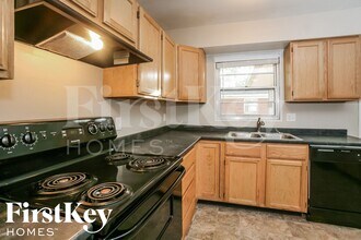 5920 Schoolwood Dr in Speedway, IN - Foto de edificio - Building Photo