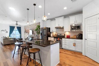 7203 Bassett Ct in Austin, TX - Building Photo - Building Photo