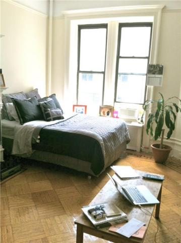 This quaint studio apartment is only 2 flight in New York, NY - Building Photo - Building Photo