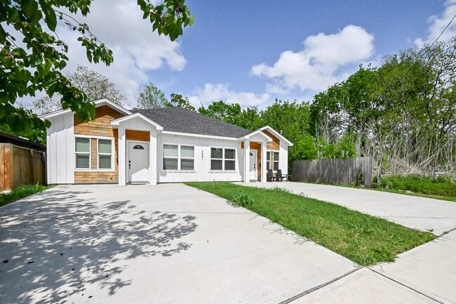5007 Briscoe St in Houston, TX - Building Photo - Building Photo