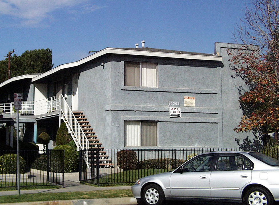 10203 Ruoff Ave in Whittier, CA - Building Photo