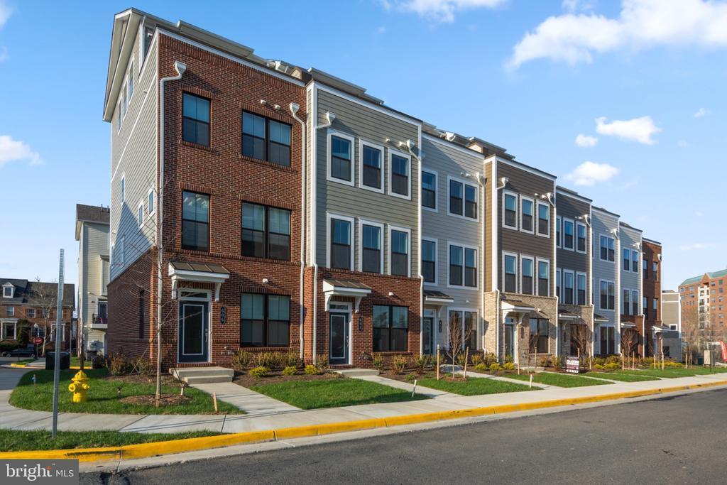 602 Watermans Dr in Woodbridge, VA - Building Photo