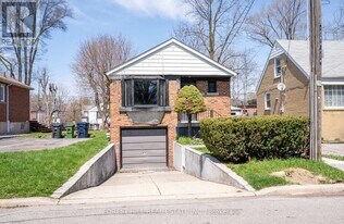 170 Bogert Ave in Toronto, ON - Building Photo