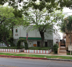 825 S 6th St in Burbank, CA - Foto de edificio - Building Photo