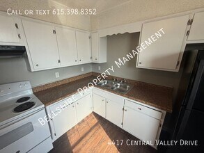 4417 Central Valley Dr in Nashville, TN - Foto de edificio - Building Photo