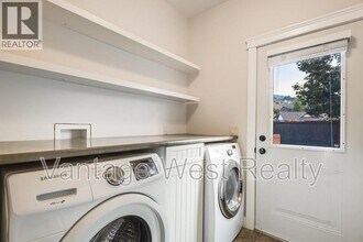 5308 Upper Mission Dr in Kelowna, BC - Building Photo - Building Photo