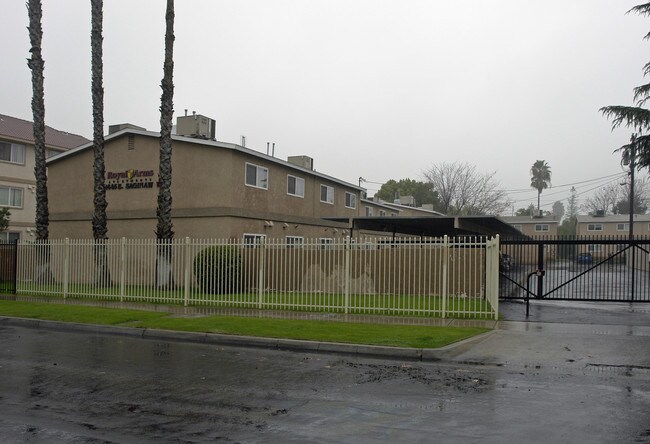 Royal Arms Apartments in Fresno, CA - Building Photo - Building Photo