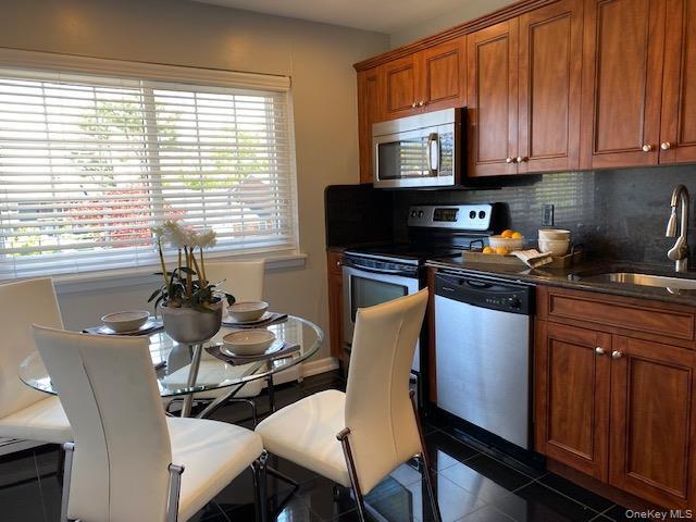 68 Claire Ct in West Babylon, NY - Building Photo - Building Photo