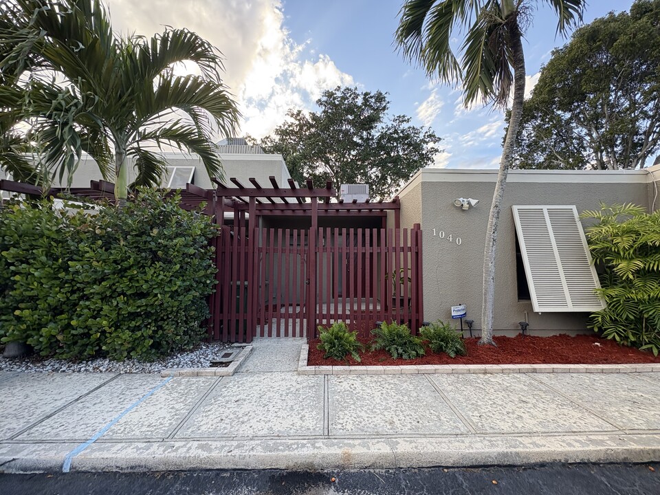 1040 Windward Dr in Pembroke Pines, FL - Building Photo