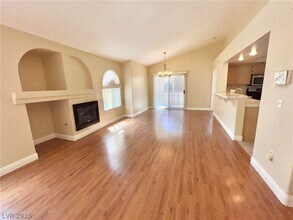 7950 W Flamingo Rd in Las Vegas, NV - Building Photo - Building Photo