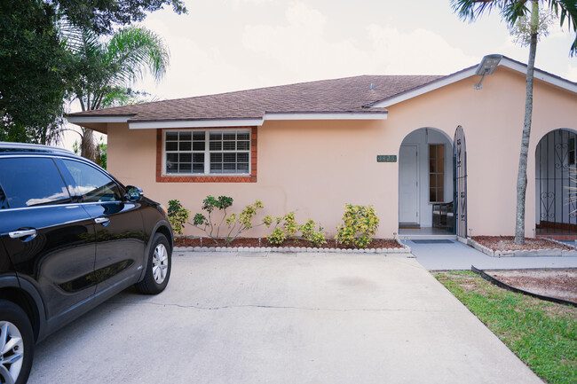 property at 1425 Riverside Cir