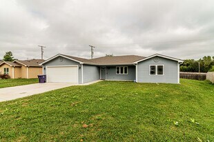 118 Allen Hill Dr in Ogden, KS - Building Photo