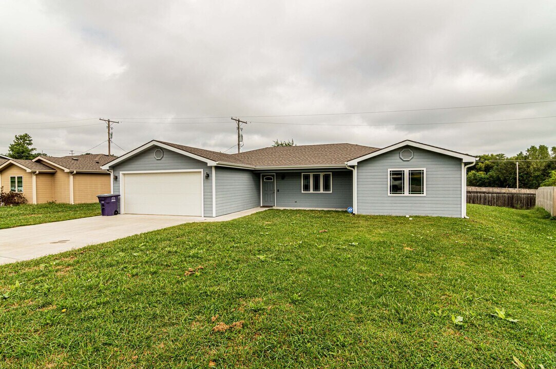 118 Allen Hill Dr in Ogden, KS - Building Photo