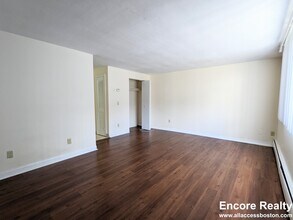 230 Babcock St, Unit 1F in Brookline, MA - Foto de edificio - Building Photo