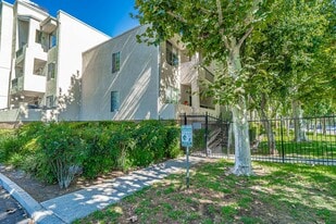 5535 Canoga Ave in Los Angeles, CA - Building Photo
