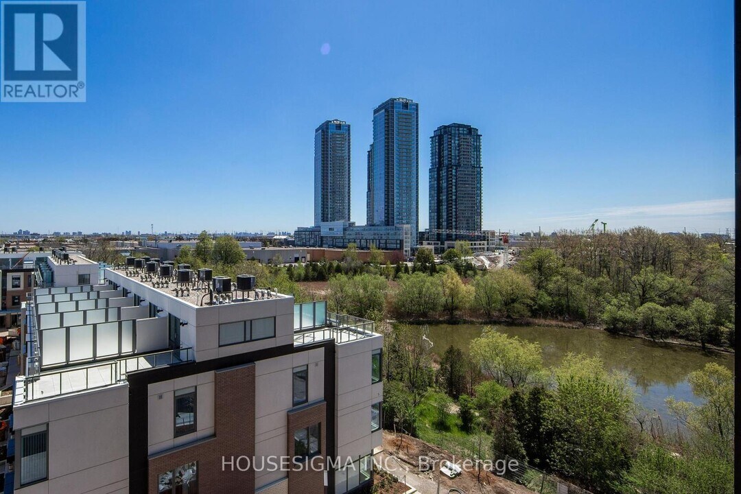 7895 Jane St in Vaughan, ON - Building Photo