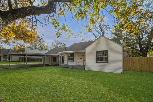 214 E 1st St in Deer Park, TX - Building Photo - Building Photo