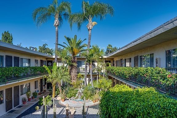 Vassar Court Apartments in Canoga Park, CA - Building Photo