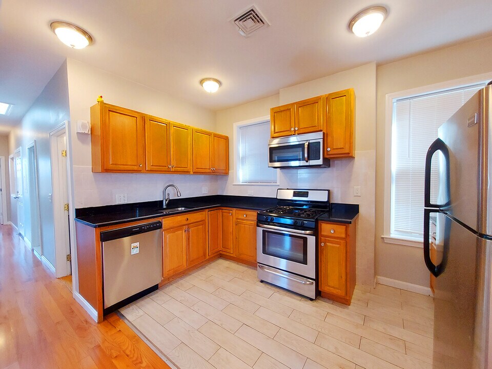 1904 Massachusetts Ave, Unit 3 in Cambridge, MA - Foto de edificio